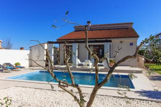Cozy villa Nina with private pool near Pula, 2km from the beach - Šišan - 2