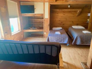 Pine Crest Motel & Cabins - 9