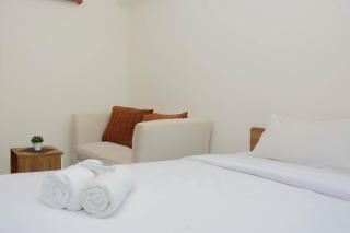 Comfy and Warm Studio Grand Kamala Lagoon Apartment By Travelio - Bekasi - 8