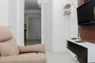 Pleasant and Modern 2BR Grand Kamala Lagoon Apartment By Travelio - Bekasi - 2
