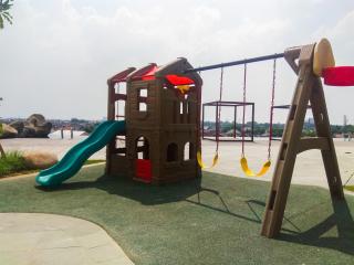 Pleasant and Modern Studio Grand Kamala Lagoon Apartment By Travelio - Bekasi - 3
