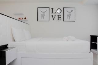 Pleasant and Modern Studio Grand Kamala Lagoon Apartment By Travelio - Bekasi - 2