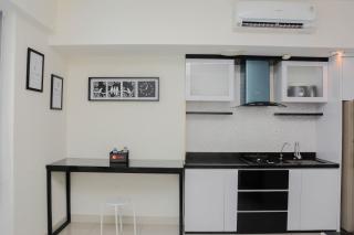 Pleasant and Modern Studio Grand Kamala Lagoon Apartment By Travelio - Bekasi - 7