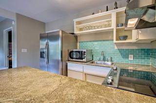 Walk to Turtle Beach from Kailua-Kona Apt! - 2