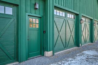 Luxe Green Barn Near Skiing with Mt Equinox Views! - 9