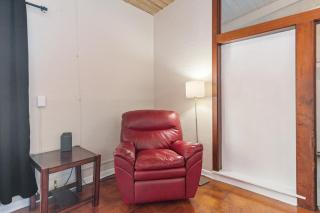 Mid-century Home 2 miles to UF, Downtown, and Shands Plus Walk to Coffee Culture, Planet Fitness and Alfred A Ring Park - Gainesville - 3