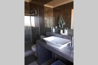 Moondust near the ocean, food and wine - 1