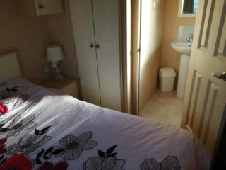 Lyntons 3 bedroom caravan pets stay free linen included - 1