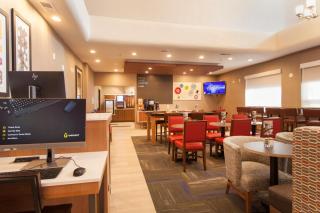 Holiday Inn Express & Suites - 3