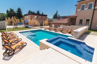 Superb villa Maxima with private pool, sauna, jacuzzi, playground for up to 18 persons, extra pool heating available - Valtura - 5