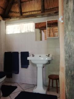 Clarens socialites, Thatch Cottage #1 - 3