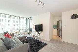 Chic 2-Bedroom in Central Downtown with Stunning Water Views - Vancouver - 0