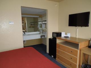 Days Inn by Wyndham Louisville Airport Fair and Expo Center - Louisville - 3