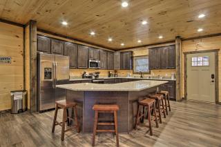 Luxe Cabin with Home Theater Less Than 2 Miles to Gatlinburg - Gatlinburg - 5