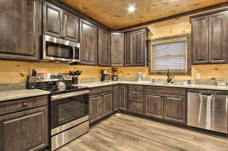 Luxe Cabin with Home Theater Less Than 2 Miles to Gatlinburg - Gatlinburg - 3