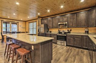 Luxe Cabin with Home Theater Less Than 2 Miles to Gatlinburg - Gatlinburg - 4