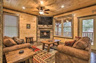 Luxe Cabin with Home Theater Less Than 2 Miles to Gatlinburg - Gatlinburg - 0