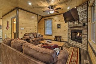 Luxe Cabin with Home Theater Less Than 2 Miles to Gatlinburg - Gatlinburg - 6