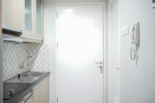 Comfy Studio at Beverly 90210 Apartment By Travelio - Tangerang - 4