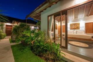 Villa Teman - Luxury 4BR Villa in Central Seminyak - HUGE POOL - Seminyak - 6