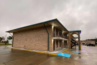 Days Inn by Wyndham Forest - Forest - 2