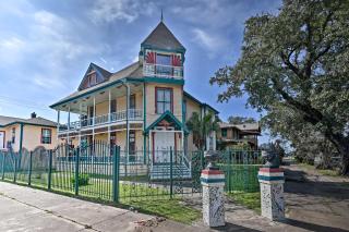 1 Mi to Beach Group-Friendly Galveston Home! - Galveston - 0