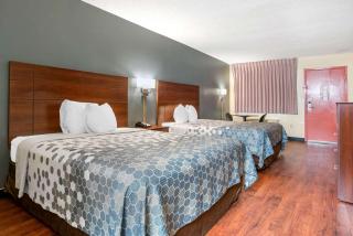 Econo Lodge Inn & Suites Forest - 5