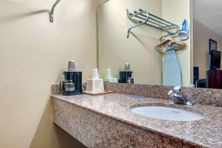 Econo Lodge Inn & Suites Forest - 4