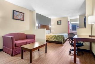 Econo Lodge Inn & Suites Forest - 3
