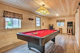Gatlinburg Cabin Hot Tub, Deck, Games - 1