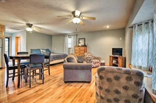 Stockton Lake Escape with Kitchen, Half Mile to Lake - Stockton - 4