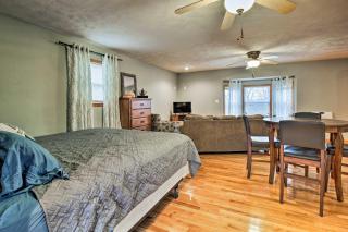 Stockton Lake Escape with Kitchen, Half Mile to Lake - Stockton - 0