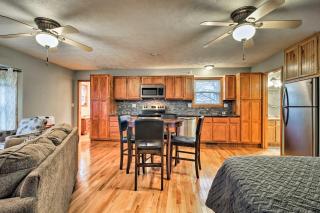 Stockton Lake Escape with Kitchen, Half Mile to Lake - Stockton - 2