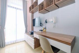 Minimalist and Comfy Studio Dave Apartment By Travelio - Pondoktjing Dua - 8