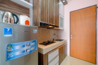 Minimalist and Comfy Studio Dave Apartment By Travelio - Pondoktjing Dua - 7