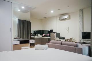Compact and Cozy Studio at Brooklyn Alam Sutera Apartment By Travelio - Dongkal Dua - 8