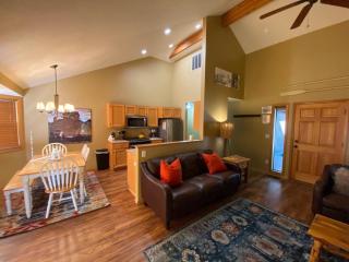 Single Level, Private Hot Tub, A/C, 8 SHARC Passes Bikes! - Sunriver - 0