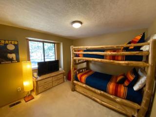 Single Level, Private Hot Tub, A/C, 8 SHARC Passes Bikes! - Sunriver - 6