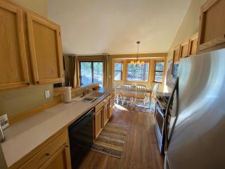 Single Level, Private Hot Tub, A/C, 8 SHARC Passes Bikes! - Sunriver - 3