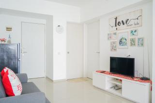 Comfy and Modern 2BR Apartment at Aeropolis Residence By Travelio - Tangerang - 2