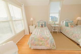 Southern Sunshine! Beach views and steps to the sand, short golf cart ride to the pool. - - 8