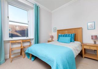 Bright and Modern Causewayside Apartment - 2