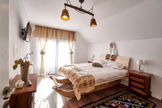 Gradina Lu' Ion "A Home Away From Home" - 1