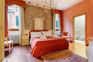 Top Venice Apartments and Rooms Ostreghe Bridge - Veneza - 1