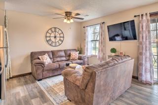 Pool and Dock Access Resort Condo in Branson - Branson - 5