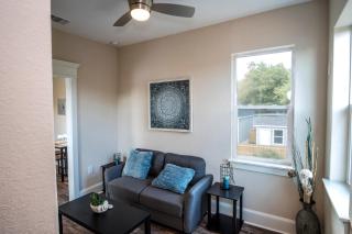 Beautiful Guest House on New Built Home Near Downtown - San Antonio - 8