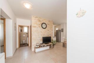 Charming apt Miriam surrounded by beautiful greenery - by TA Leut Agency - Privlaka - 2