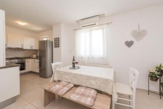 Charming apt Miriam surrounded by beautiful greenery - by TA Leut Agency - Privlaka - 1