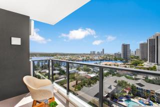 2-Bed Beach Apartment with Pool, Parking & Balcony - Gold Coast - 3
