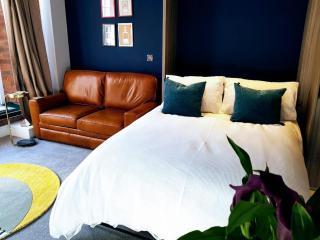 Cocoa Lily - River fronted studio with secure parking - 7